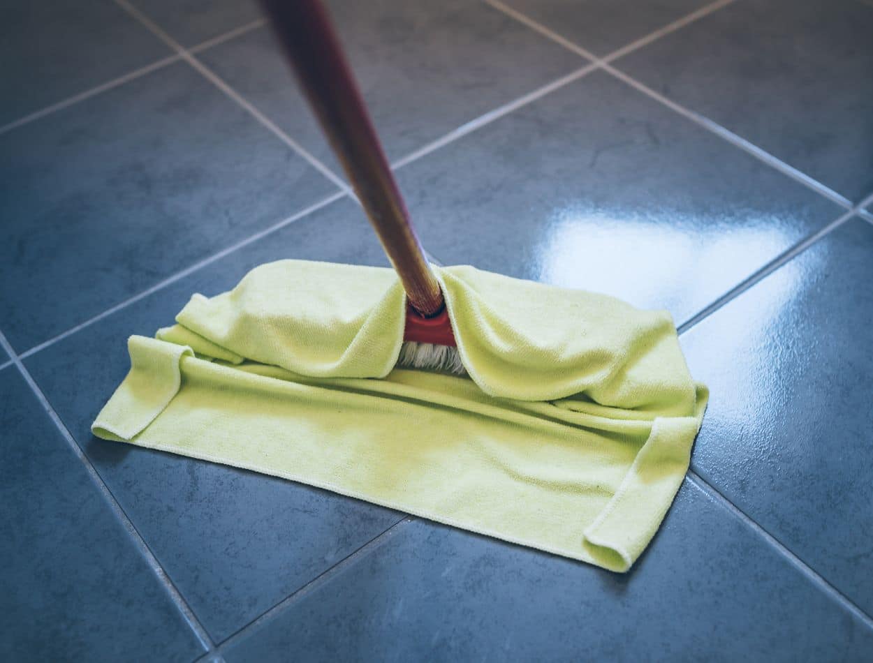 5 erros comuns ao manusear os panos de chão de casa 1 Erros com panos de chão.