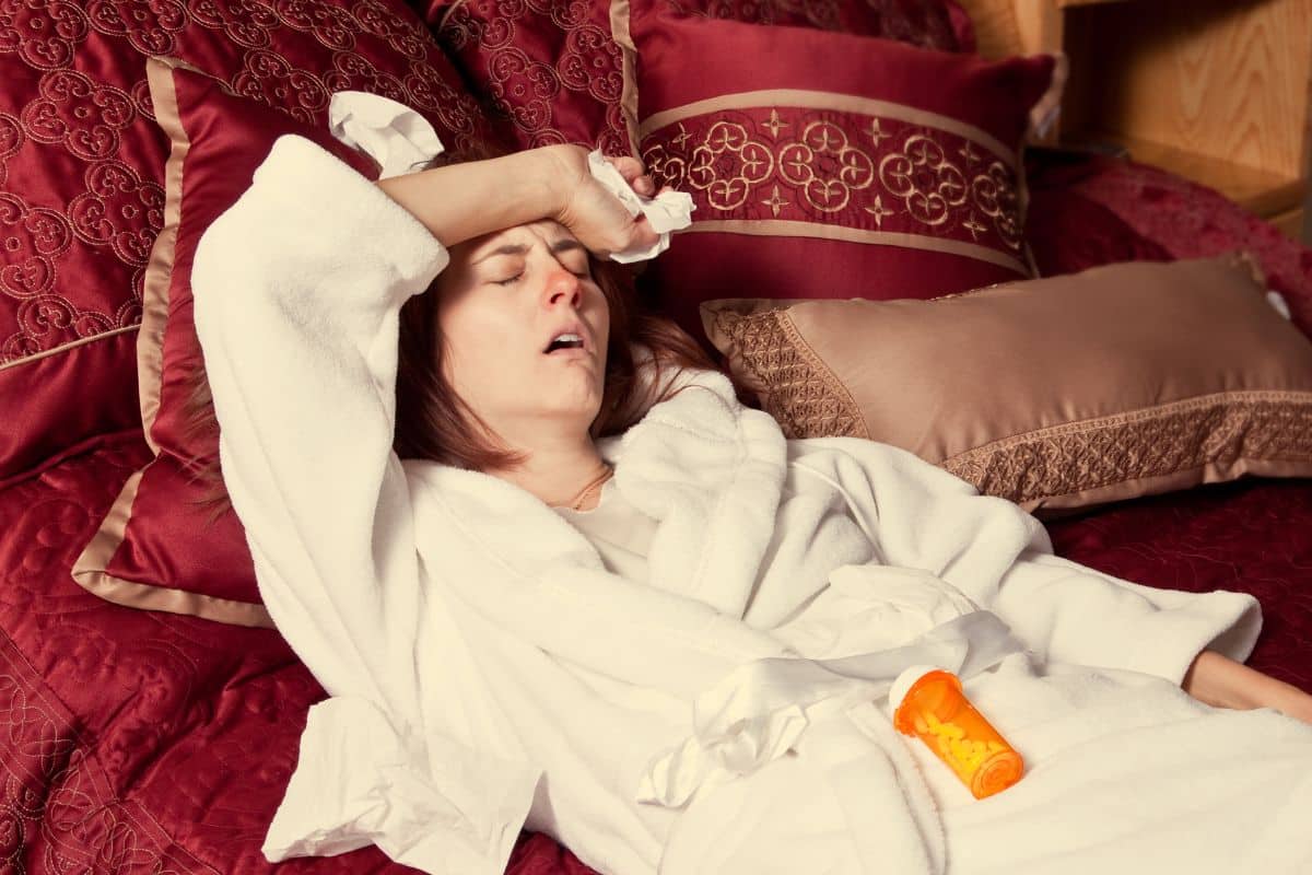 É verdade que a gripe piora muito durante o período da noite? Entenda 1 mulher com gripe