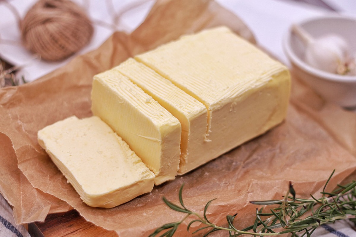 Manteiga ou margarina: qual é a mais saudável? Aprenda como escolher a melhor 1 Manteiga e margarina; qual é a mais saudável? Descubra o motivo