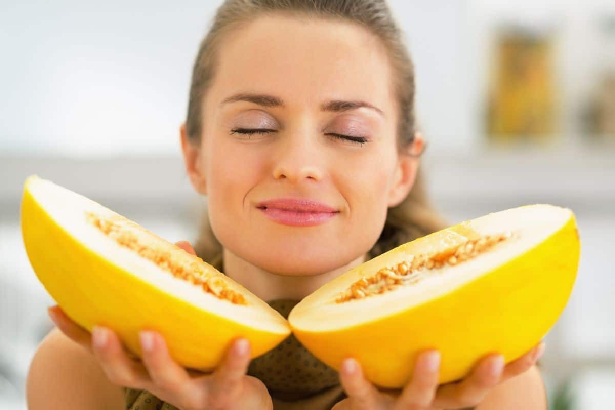 Melão é low carb? Confira os principais benefícios do consumo diário da fruta 1 melão é low carb mulher segurando a fruta