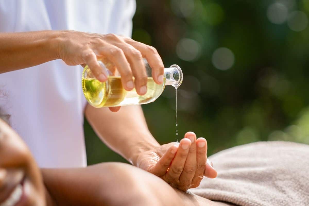 Conheça os benefícios do óleo de copaíba e saiba como utilizá-lo sem receio 2 massagens com óleo de copaíba