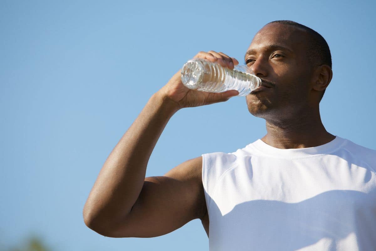 Quanto de água você deve beber por dia? Aprenda a calcular a medida certa 1 quanto de água beber no dia