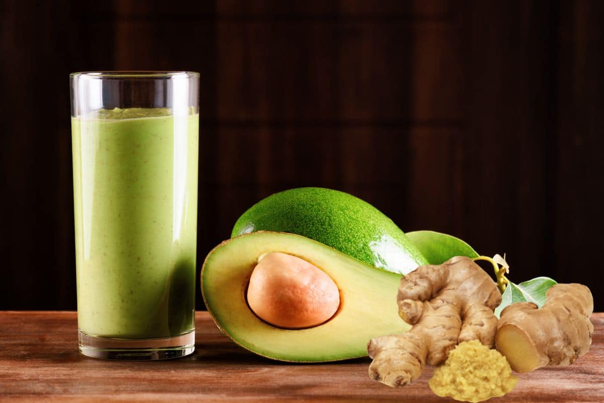 Smoothie Termogênico de Abacate com Gengibre saudável e prático 1 smoothie termogênico com abacate