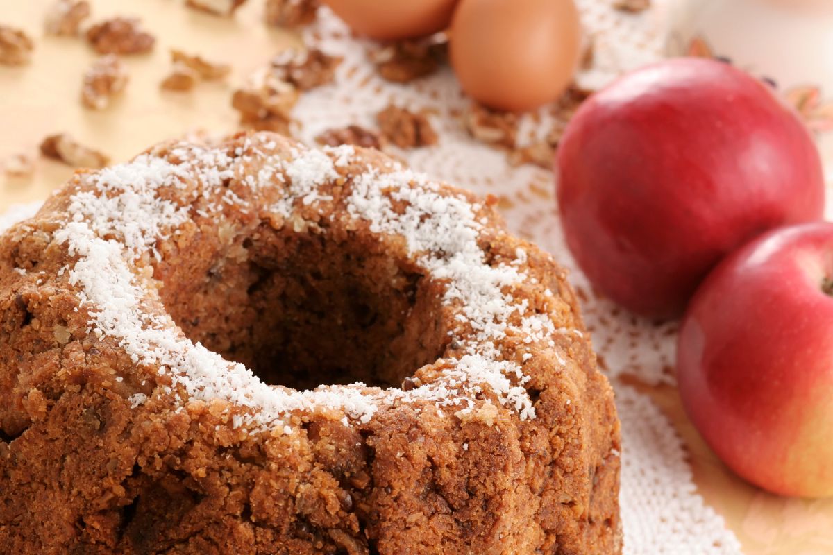 Bolo de maçã com nozes e canela: aprenda a fazer essa maravilha numa versão mais leve e nutritiva 2 Bolo de maçã com nozes e canela: aprenda a fazer essa maravilha numa versão mais leve e nutritiva