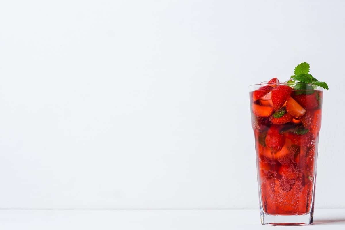 Drink Mojito com morango é bebida mista low carb e deliciosa; veja o passo a passo 2 Drink Mojito com morango é bebida mista low carb e deliciosa; veja o passo a passo
