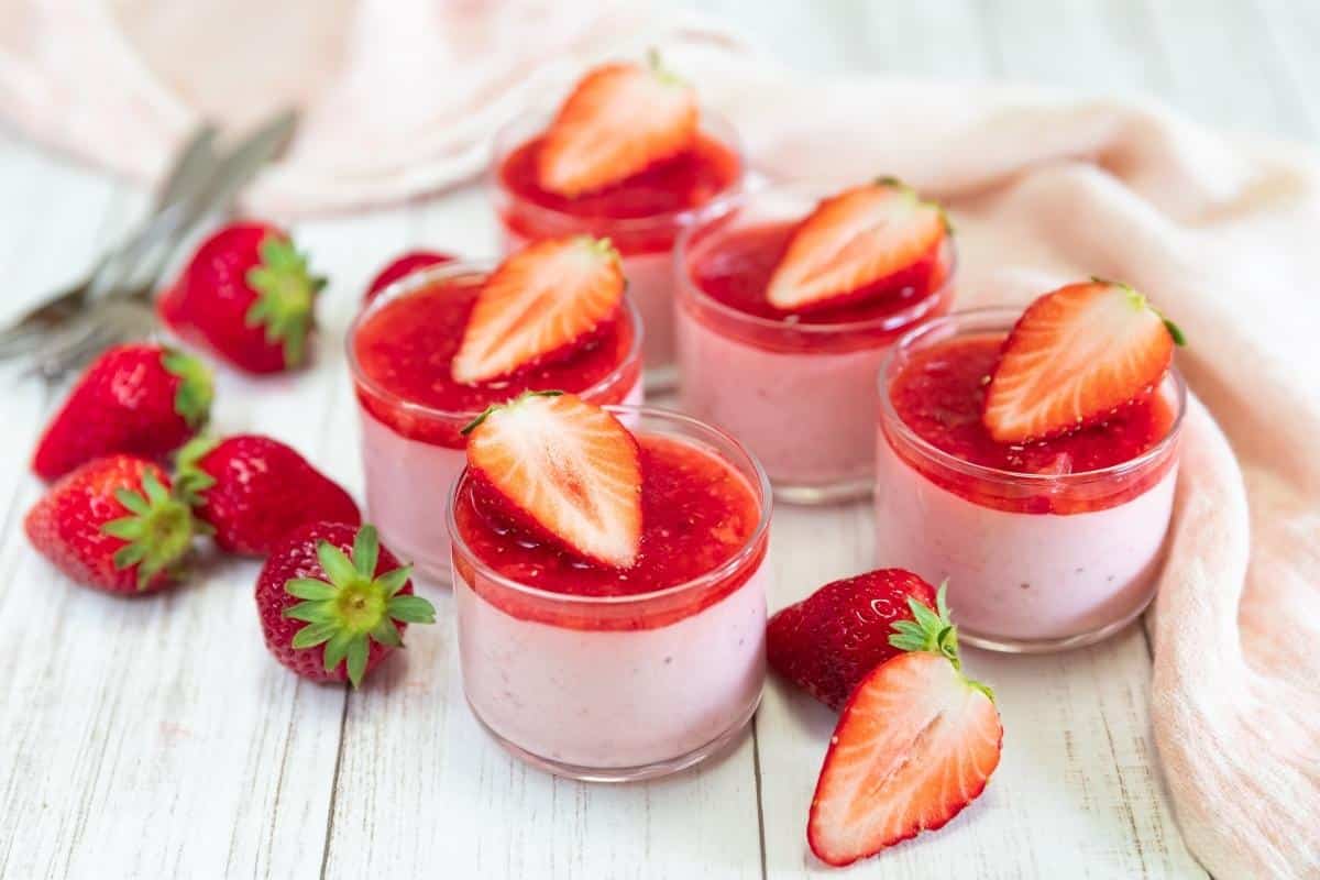 Gelatina Cremosa Fit de morango: aprenda 2 versões práticas para versatilizar a dieta 2 Gelatina Cremosa Fit de morango: aprenda 2 versões práticas para versatilizar a dieta