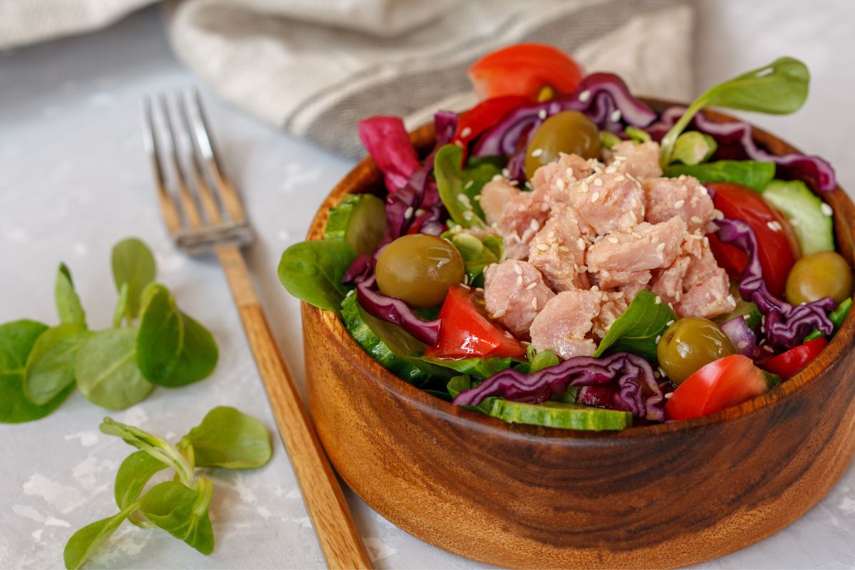 É possível incluir o atum em lata na dieta? Qual a melhor opção? 2 prato com atum em lata