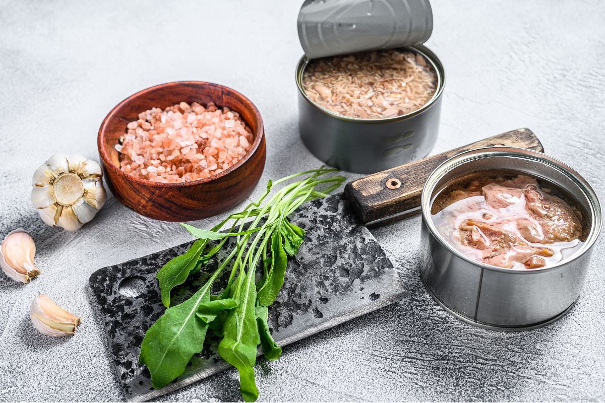 É possível incluir o atum em lata na dieta? Qual a melhor opção? 1 atum em lata sobre a mesa