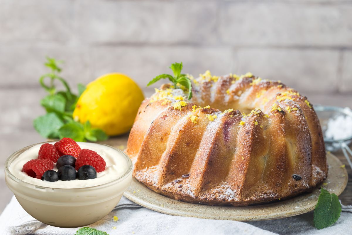 Bolo de iogurte com limão: 2 receitas saudáveis e fáceis de preparar 2 bolo de iogurte