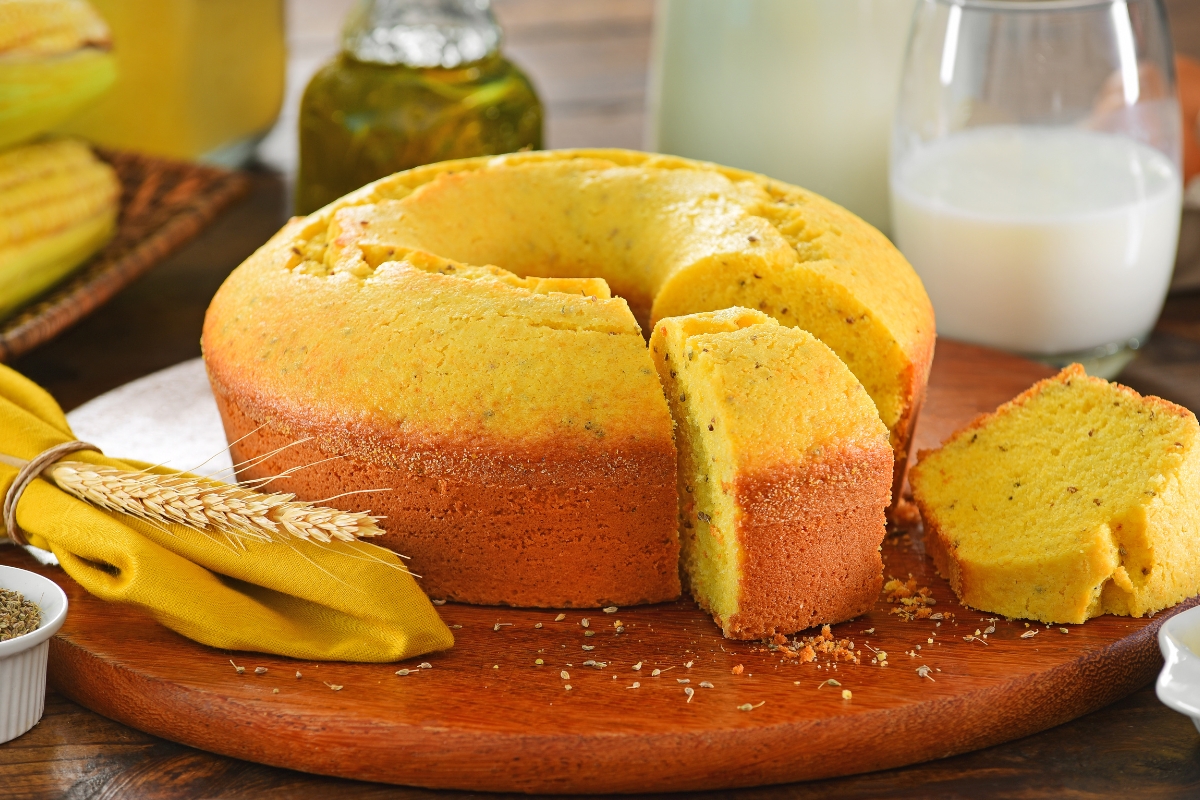 Bolo de milho saudável: confira 2 receitas práticas para adoçar o cardápio 1 Bolo de milho saudável: confira 2 receitas práticas para adoçar o cardápio