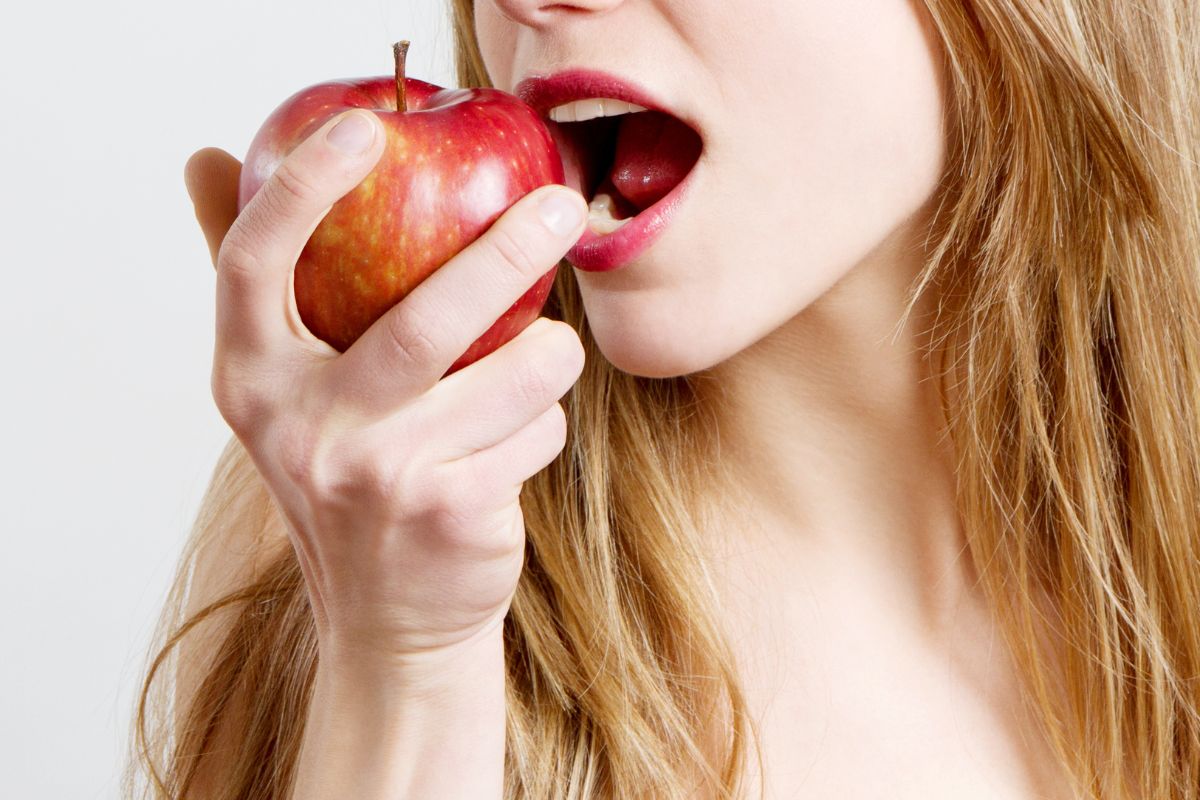 Coma uma maçã por dia e aproveite esses 8 benefícios incríveis 1 Comer uma maçã