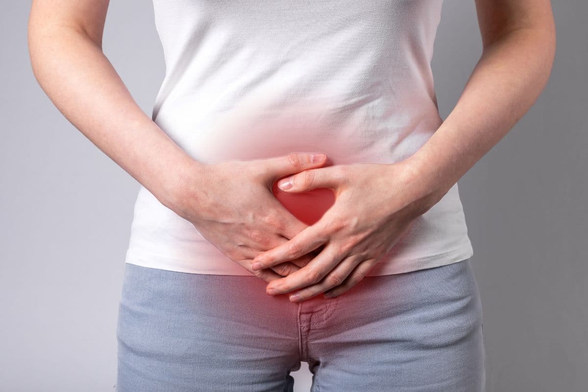 O que pode ser dor no pé da barriga? Saiba as possíveis doenças e como agir na hora certa 1 mulher com dor no pé dá barriga