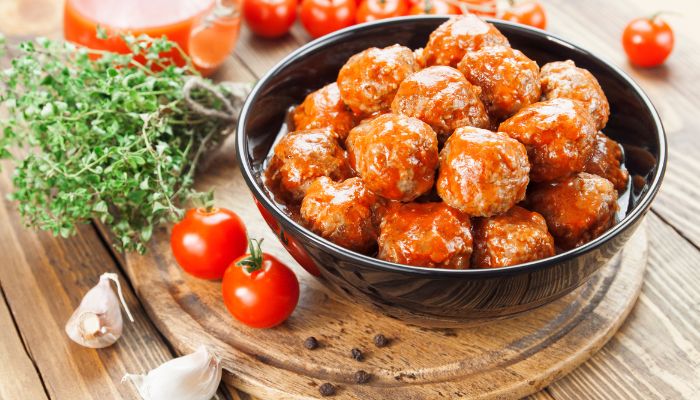 Almôndegas de frango: receita caseira para servir a família toda 2 Almôndegas de frango.