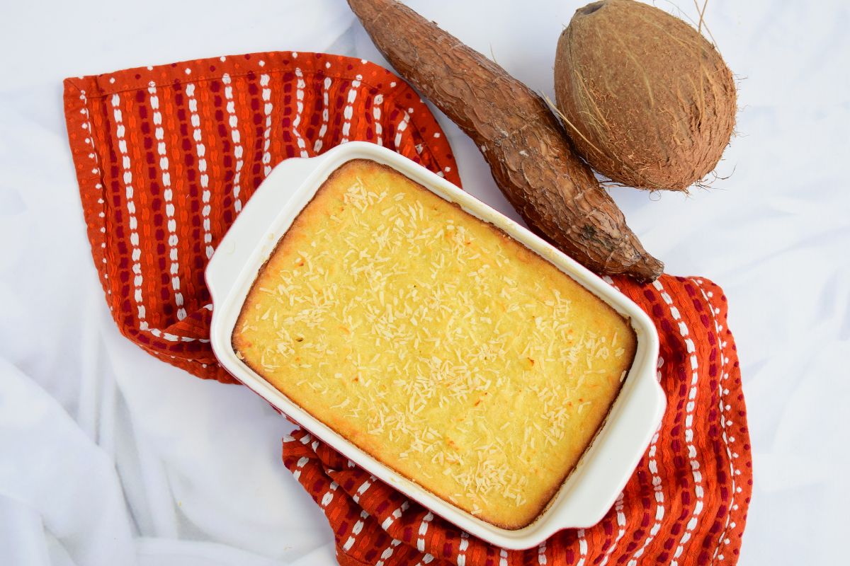 Bolo de mandioca com coco: 10 porções com sabor perfeito (sem açúcar e sem trigo) 2 Bolo de mandioca com coco