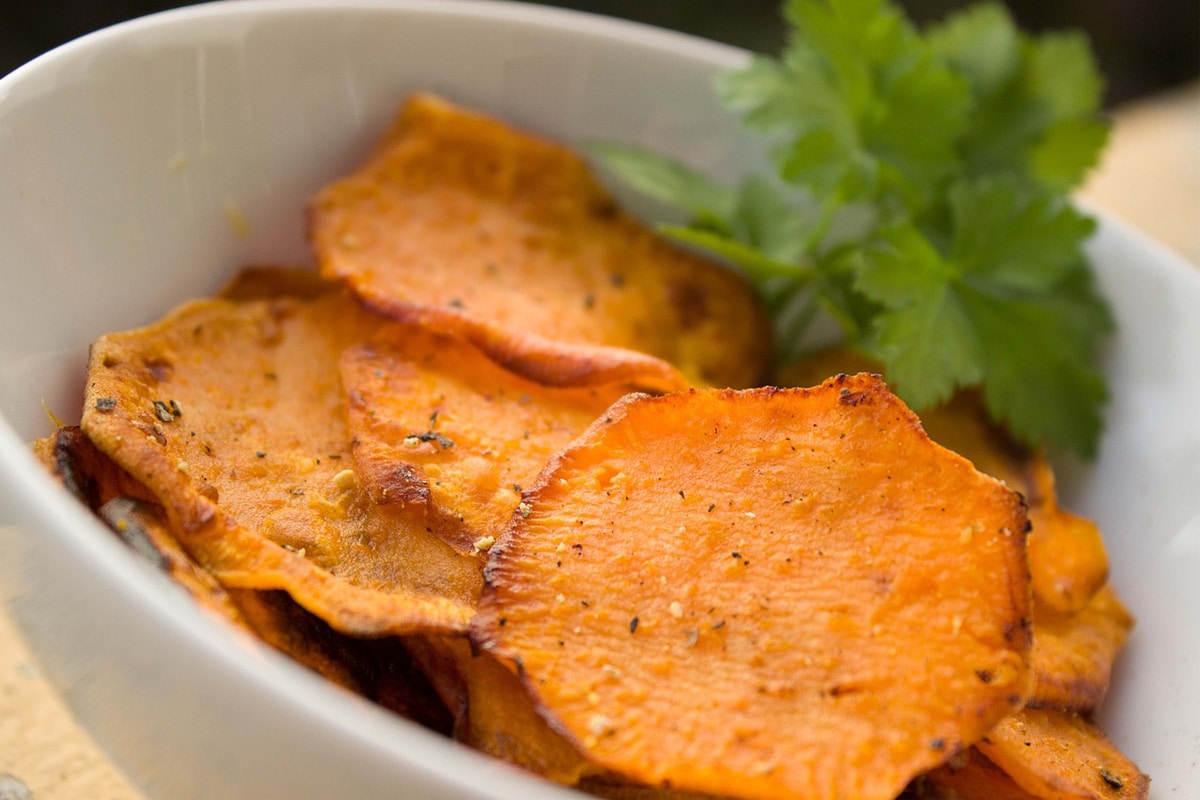 Chips de batata-doce: faça na airfryer ou forno e fica uma delícia! 2 Chips de batata-doce e de mandioca na air fryer ou forno; confira