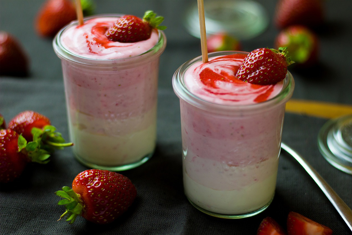 Iogurte Frozen de Morango Low Carb; receita saudável para o seu lanche 2 Iorgurte Frozen de Morango Low Carb; confira essa receita refrescante