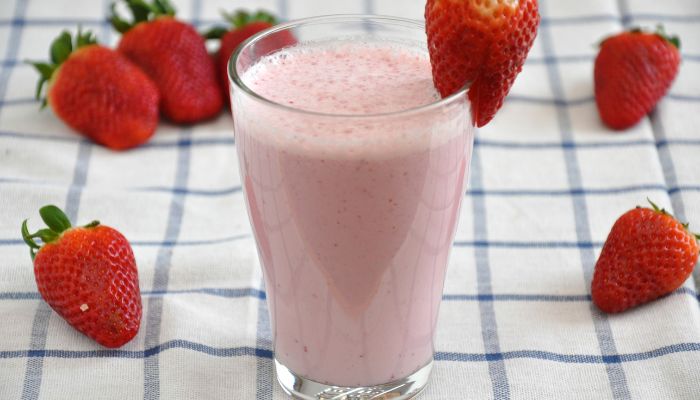 Milk-shake de morango sem lactose e saudável: 2 versões para você escolher 2 Milk-shake de morango.