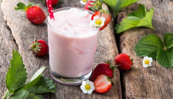 Milk-shake de morango sem lactose e saudável: 2 versões para você escolher 3 Milk-shake de morango
