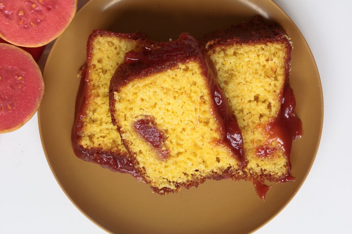 Bolo de fubá com goiabada fitness: prepare para o lanche com a família 2 Bolo de fubá com goiabada
