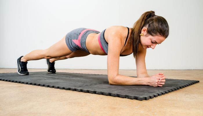 Conheça os principais tipos de abdominal e quantas fazer para ter resultado 5 Abdominal Prancha.