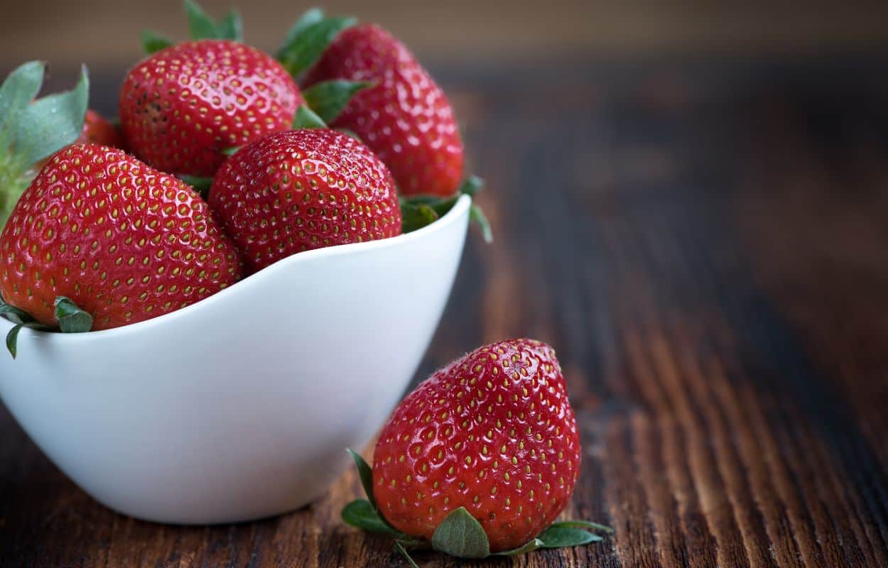 Como armazenar morango na geladeira para durar mais? Aprenda a conservar mais tempo 1 Armazenar morango para durar mais.