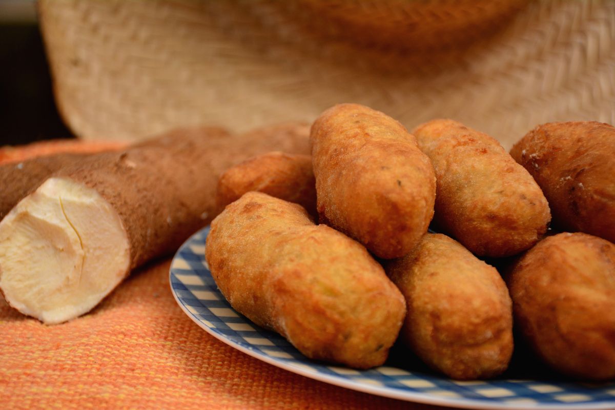 Bolinho de mandioca assado e recheado: receita low carb bem fácil de preparar 1 Bolinho de mandioca