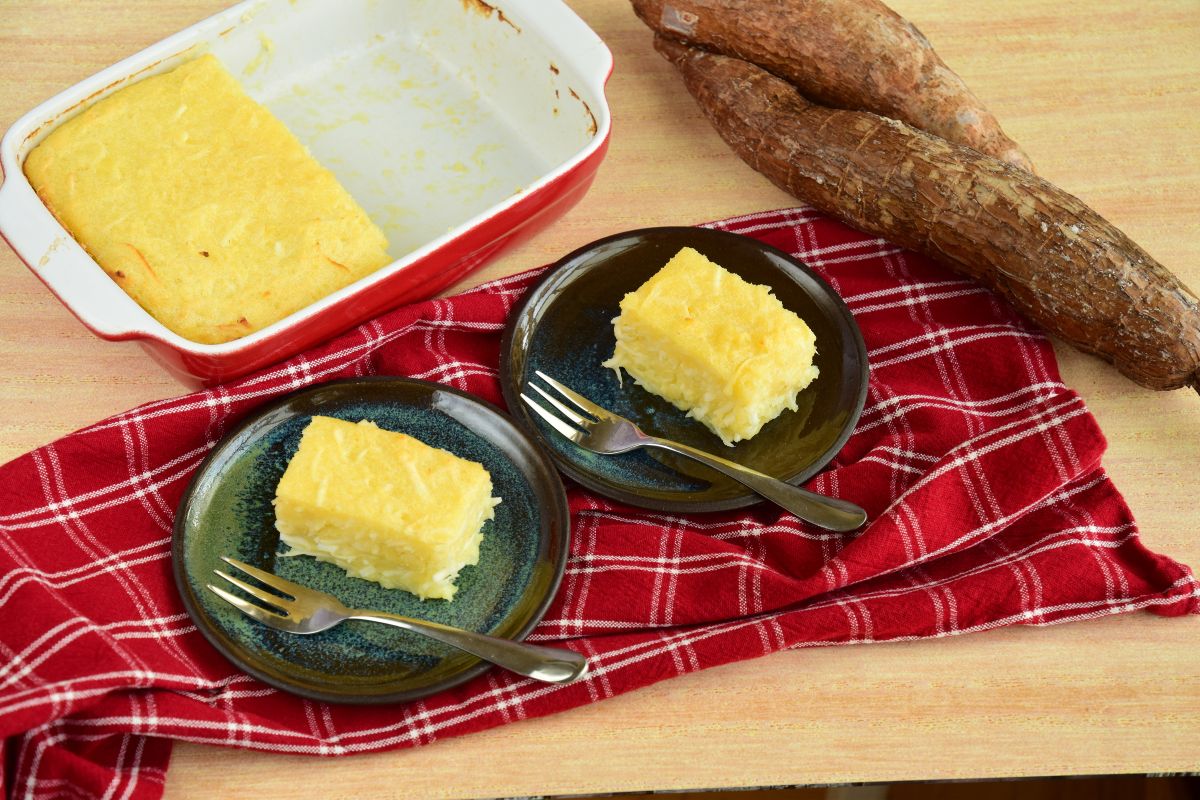 Bolo de mandioca com coco simples e fácil: prepare para o lanche da tarde 2 Bolo de mandioca com coco simples de fácil