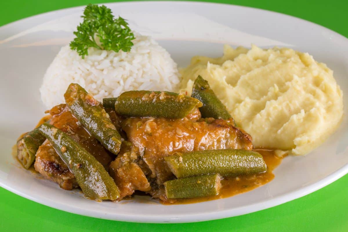 Frango com quiabo: aprenda o segredo para tirar a baba e deixar o sabor 2 Frango com quiabo