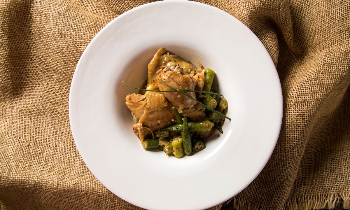 Frango com quiabo: aprenda o segredo para tirar a baba e deixar o sabor 1 Frango com quiabo.