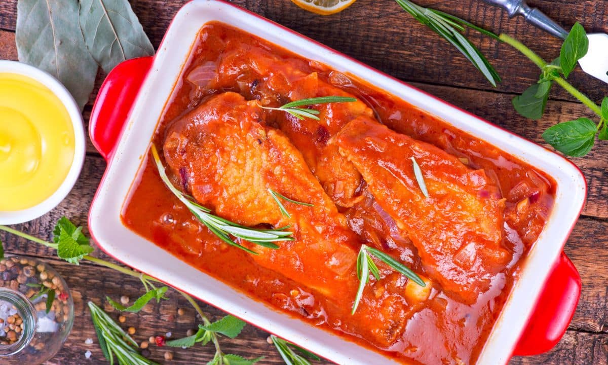 Posta de Tilápia ao molho: prepare essa versão para hora do almoço 1 Posta de Tilápia ao molho.