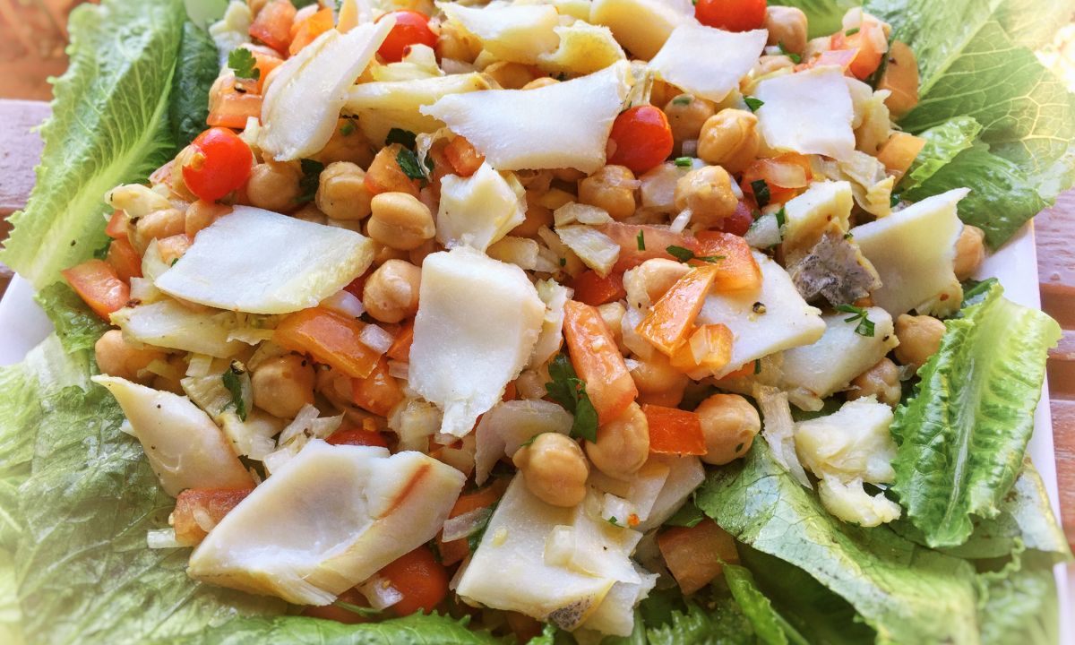 Salada de grão-de-bico com bacalhau: perfeita para qualquer ocasião 2 Salada de Grão-de-bico com bacalhau.