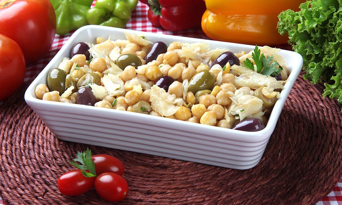 Salada de grão-de-bico com bacalhau: perfeita para qualquer ocasião 1 Salada de Grão-de-bico com bacalhau.