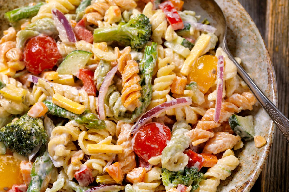 Salada de macarrão colorido: prepare essa versão bem leve e saudável 2 Salada de macarrão colorido