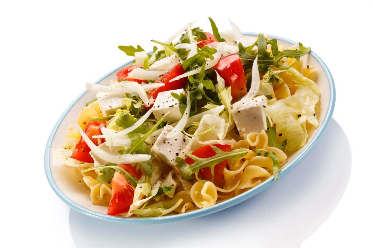 Salada de macarrão colorido: prepare essa versão bem leve e saudável 1 Salada de macarrão colorido