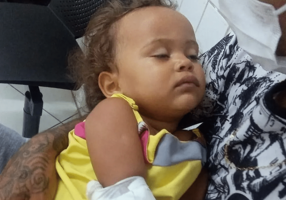 Mãe leva bebê com leve mal-estar ao hospital, mas ela sofre parada após tomar injeção 1 Menina de um ano idade teve febre e enjoos, tomou injeção na veia e morreu após a medicação
