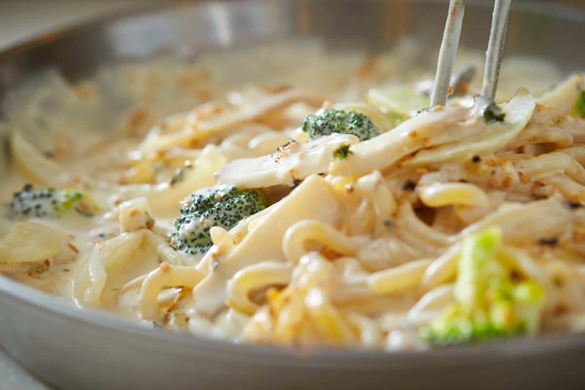 Macarrão com brócolis e molho branco: versão leve e saudável para a hora do almoço 2 Macarrão com brócolis e molho branco