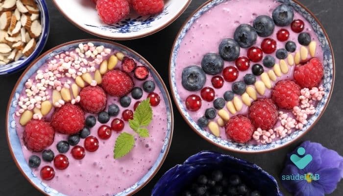 Café da manhã saudável para o dia das mães: 03 opções simples e saudáveis 3 Smoothie bowl de frutas vermelhas.