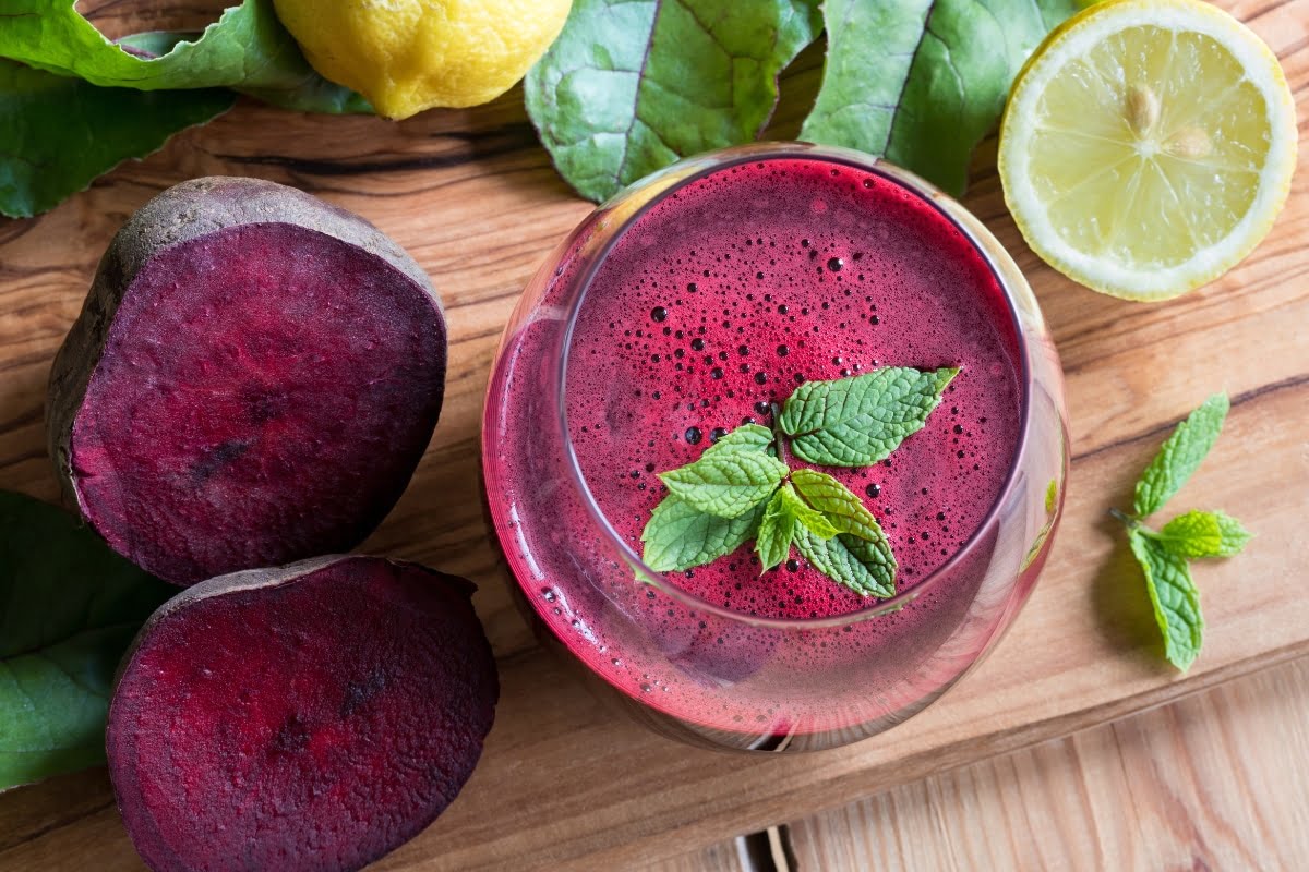 Suco de beterraba com limão e maçã: confira benefícios e saiba como preparar 2 Suco de beterraba com limão e maçã: confira benefícios e como preparar