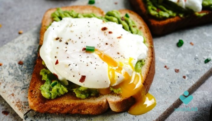 Café da manhã saudável para o dia das mães: 03 opções simples e saudáveis 2 Torrada de abacate com ovos pochê.