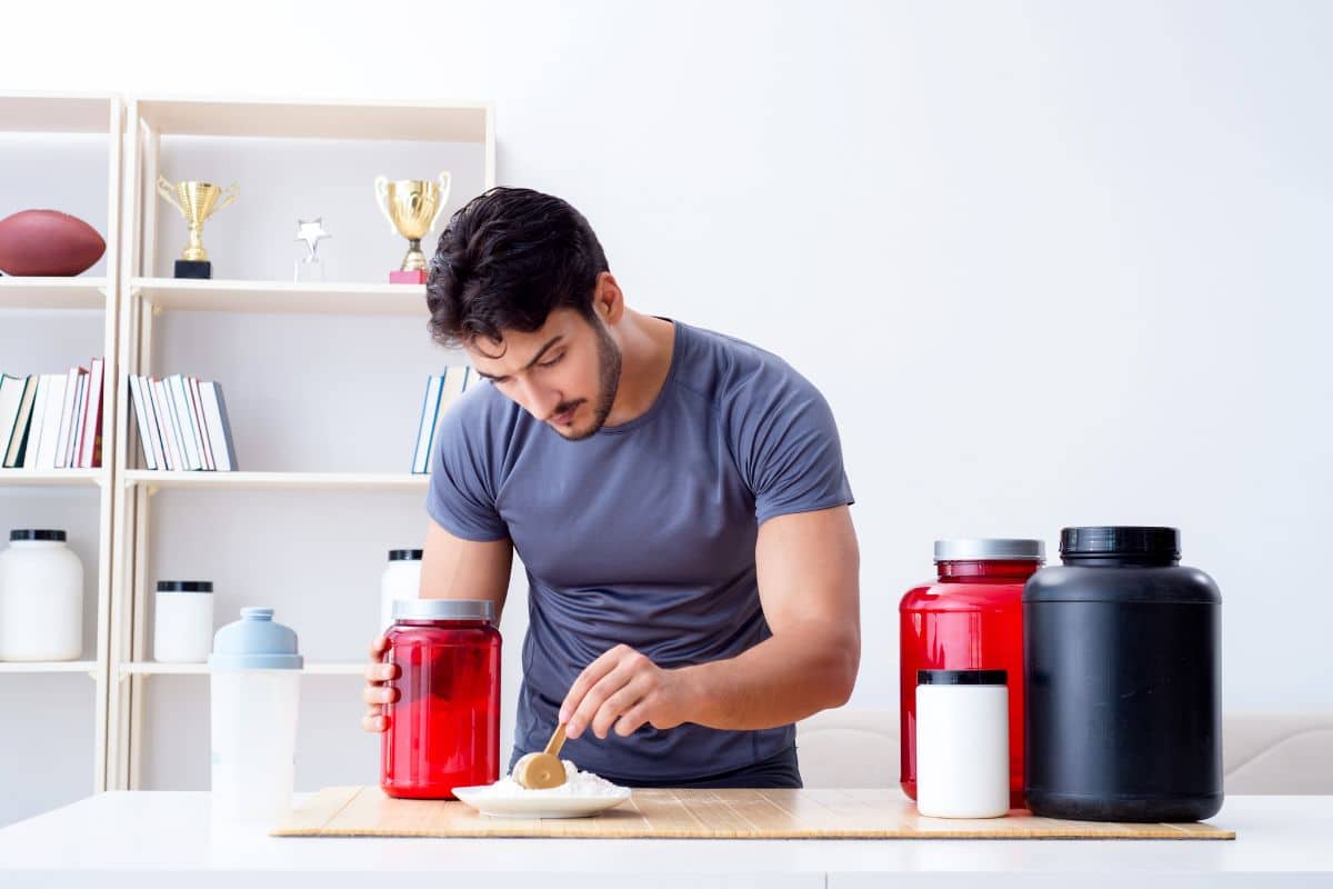 Albumina ou Whey: qual é o melhor? Entenda as diferenças 1 Pessoa observando suplementos na dúvida entre Albumina ou Whey.