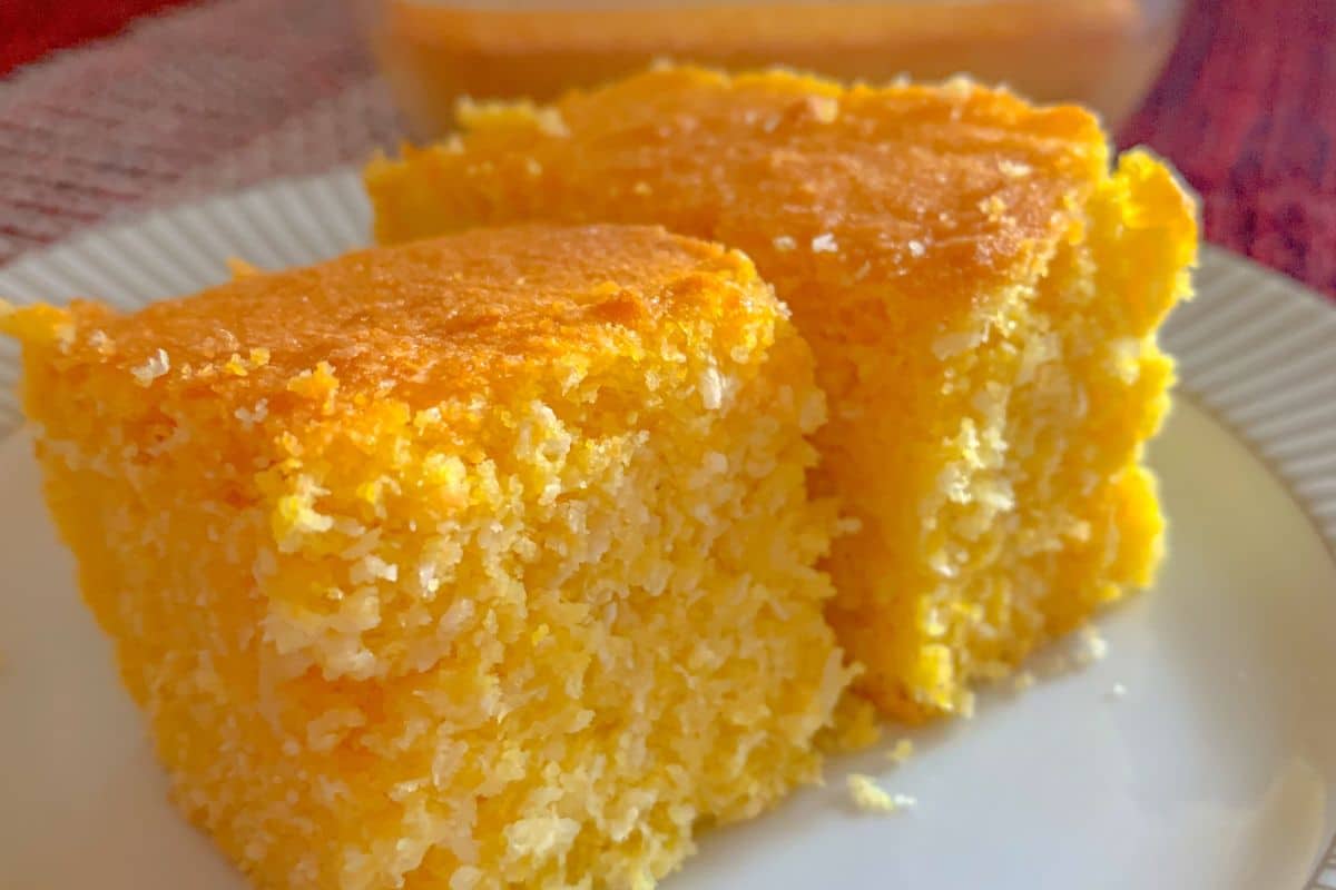Bolo de flocão com coco: preparo saudável para hora do lanche 2 Fatia de bolo de flocão com coco.