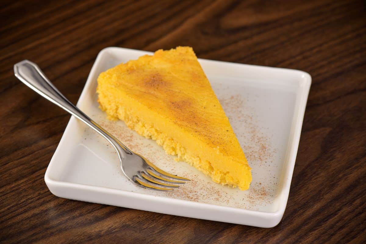 Bolo de flocão com coco: preparo saudável para hora do lanche 1 Fatia de bolo de flocão com coco.