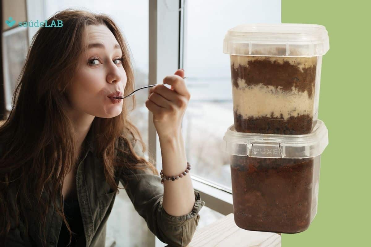 Bolo de pote low carb sabor chocolate: deliciosa alternativa com poucas calorias 1 Mulher comendo bolo de pote low carb sabor chocolate