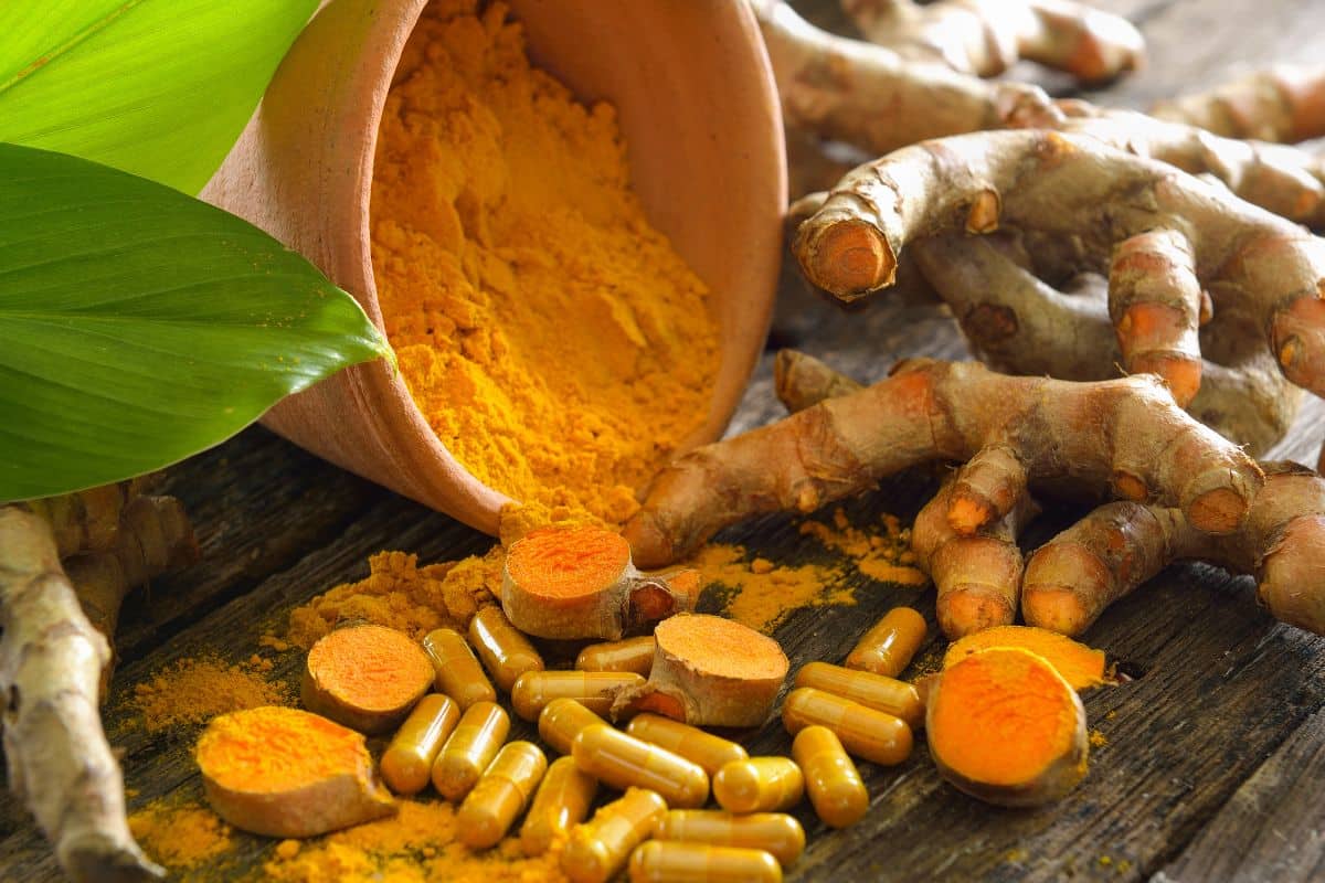 Os poderosos efeitos da cúrcuma em cápsula: 10 motivos para incluir na rotina alimentar 1 Benefícios da cúrcuma em cápsula.