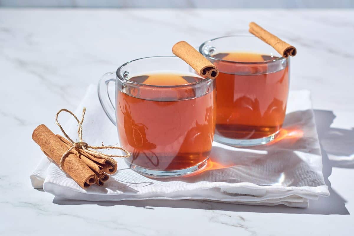 Chá de canela tira o sono? Aprenda a tomar na hora certa! 1 Chá de canela tira o sono.