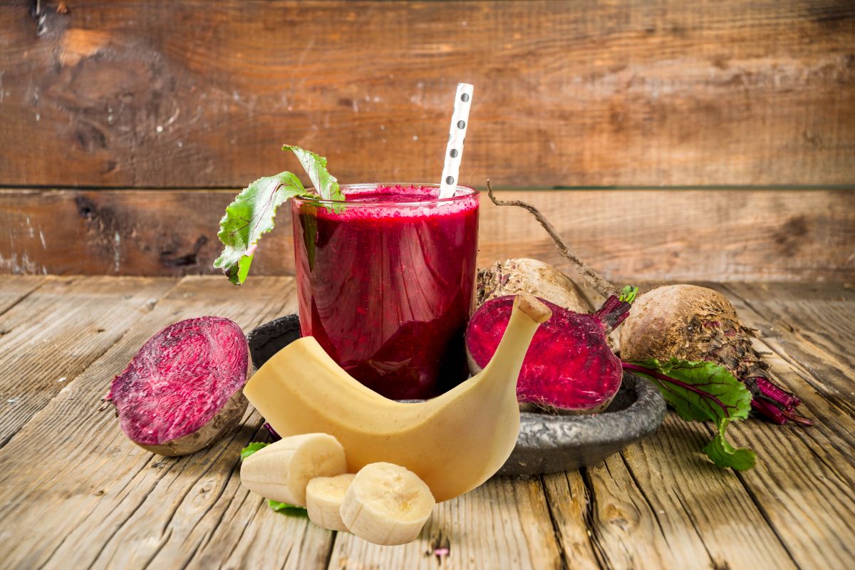 Suco de beterraba com banana: uma combinação poderosa de nutrientes e sabor 1 suco de beterraba com banana.