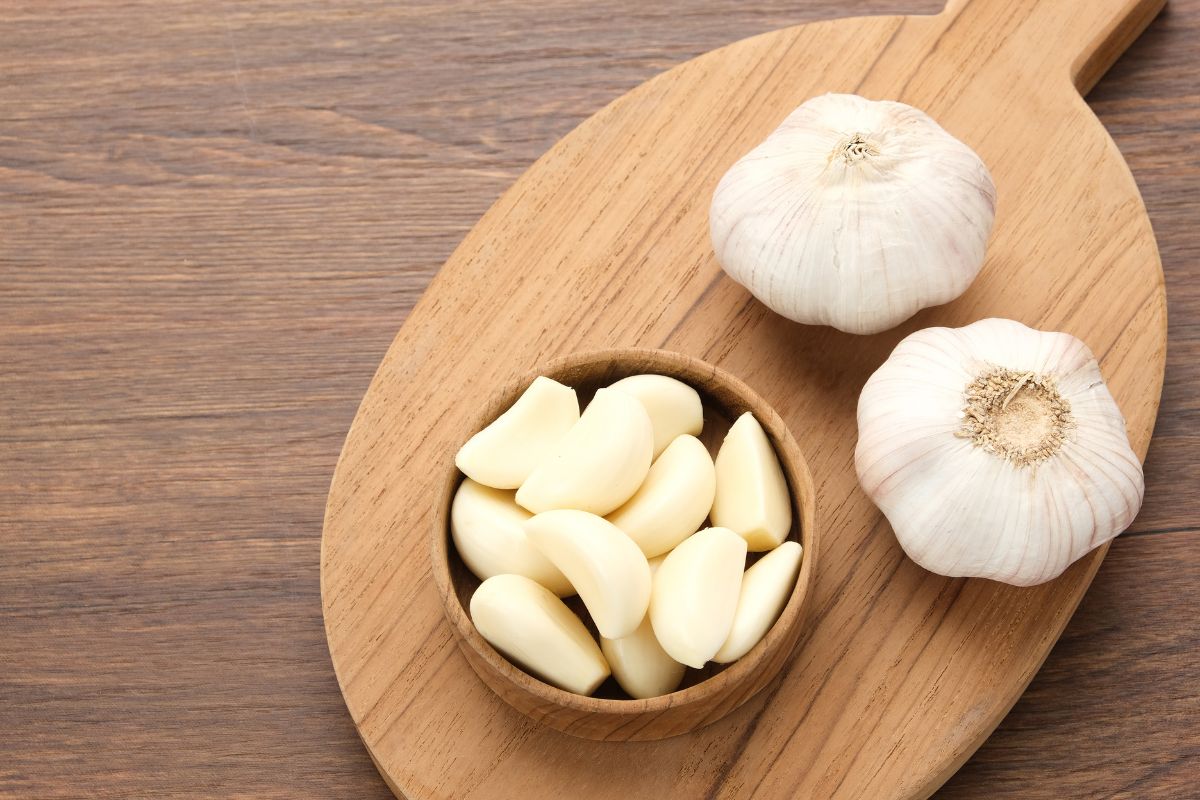 Comer alho cru faz mal? Descubra os mitos e verdades sobre seu consumo 1 comer alho cru faz mal.