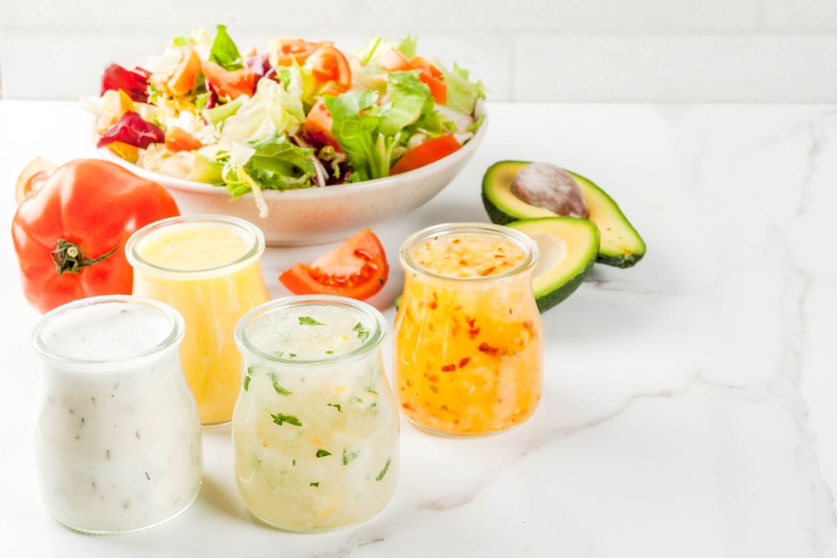 Molho para salada com iogurte natural: aprenda 3 versões deliciosas e sem segredos 1 molho para salada com iogurte natural.