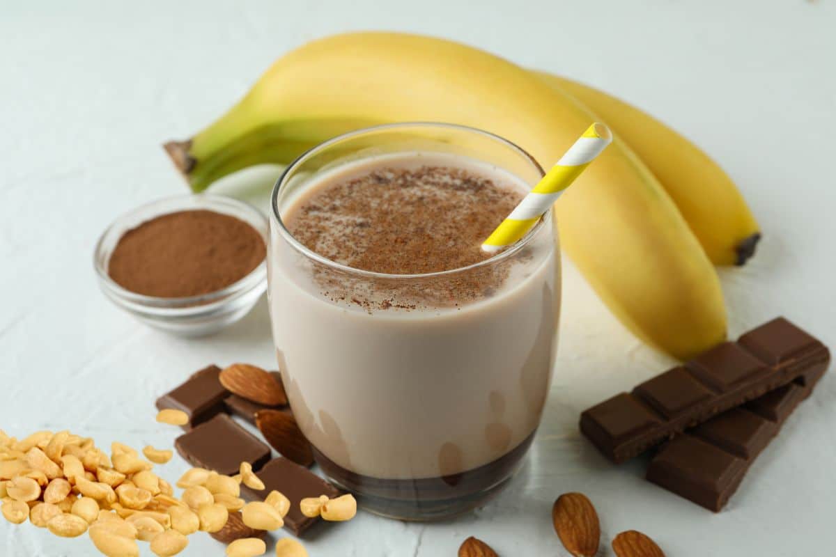 Shake proteico de pasta de amendoim banana e cacau: combinação perfeita 1 shake proteico de pasta de amendoim banana e cacau.