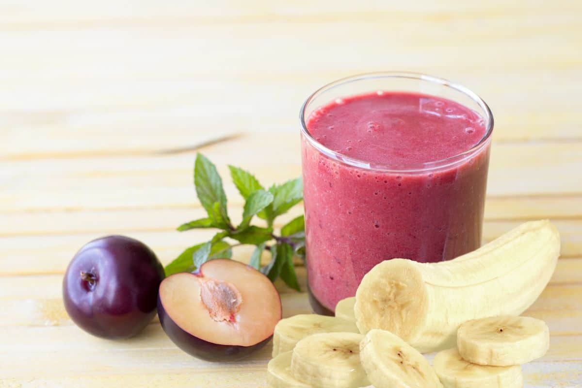 Smoothie energizante de ameixa e banana: receita saudável e revigorante 1 smoothie energizante de ameixa e banana.